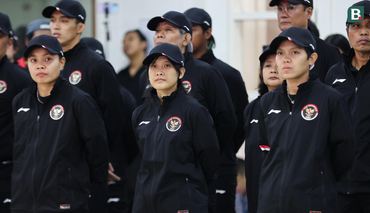 <p>Tiga pebulu tangkis putri Indonesia (dari kiri) Apriyani Rahayu, Pitha Haningtyas Mentari dan Siti Fadia Silva Ramadhanti bersama sejumlah atlet dan pelatih mengikuti upacara Pengukuhan Kontingen Indonesia untuk Olimpiade Paris 2024 di Auditorium Wisma Kemenpora, Jakarta, Rabu (10/7/2024). Sebanyak 29 atlet akan mewakili Indonesia untuk berlaga dalam Olimpiade Paris 2024 pada 26 Juli hingga 11 Agustus 2024 mendatang. (Bola.com/Abdul Aziz)</p>