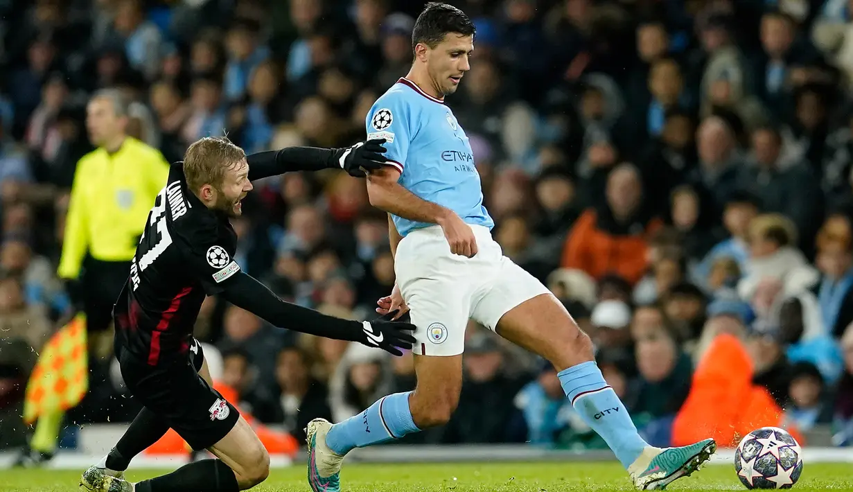 Pemain Manchester City Rodrigo (kanan) berebut bola dengan pemain RBLeipzig Konrad Laimer pada pertandingan sepak bola leg kedua babak 16 besar Liga Champions di Etihad Stadium, Manchester, Inggris, 14 Maret 2023. Laga berakhir 7-0 dan membawa Manchester City lolos ke perempat final Liga Champions dengan agregat 8-1. (AP Photo/Dave Thompson)