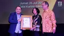 Sekjen Kementerian Kominfo Niken Widiastuti (kedua kanan) memberikan penghargaan kepada Senior Vice President Enterprise Account Management Telkomsel Dharma Simorangkir (kiri) dalam ajang Most Innovative Business Award 2019 di Jakarta, Jumat (26/7/2019). (Liputan6.com/HO/Ady)