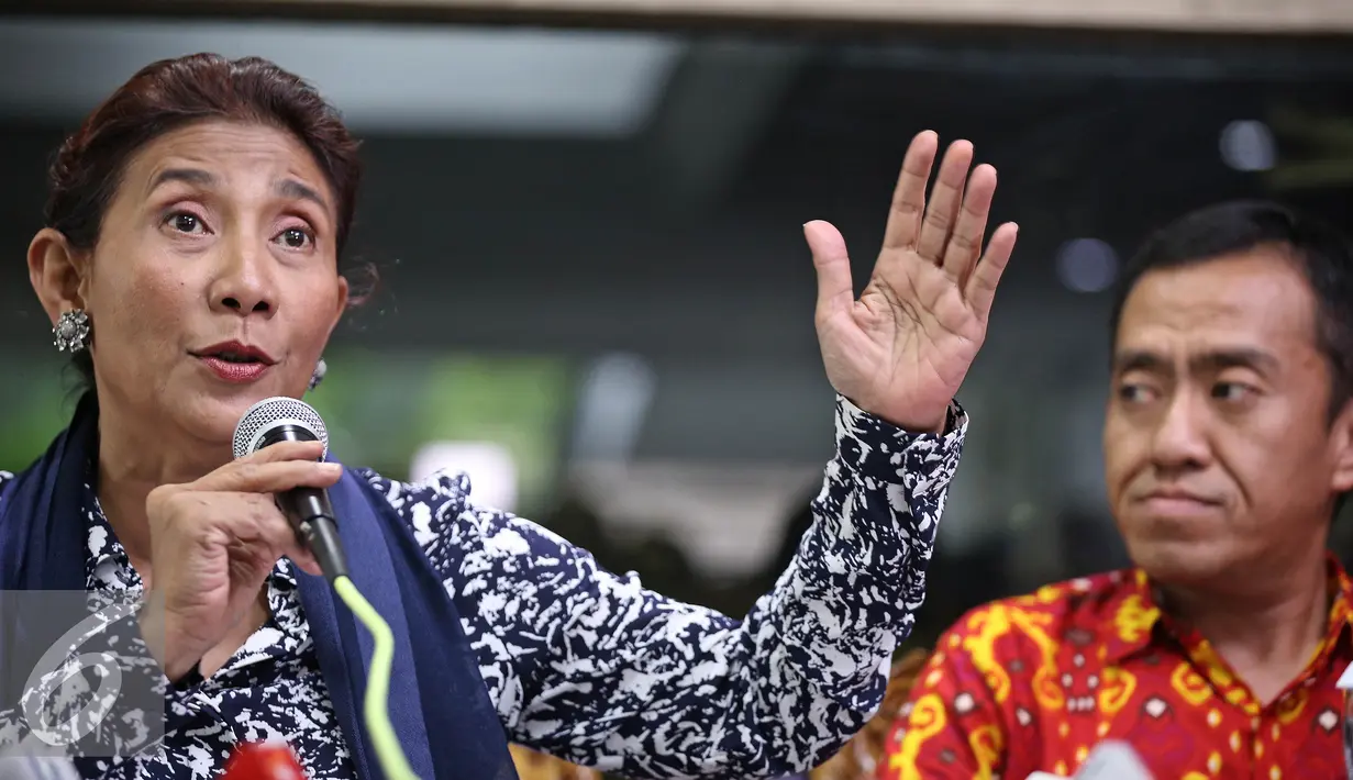 Menteri Kelautan dan Perikanan Susi Pudjiastuti saat memberikan keterangan pers dikediamannya di Jakarta, Jumat (15/4/2016). Susi Pudjiastuti memberikan keterangan terkait permasalah reklamasi teluk Jakarta. (Liputan6.com/Faizal Fanani)