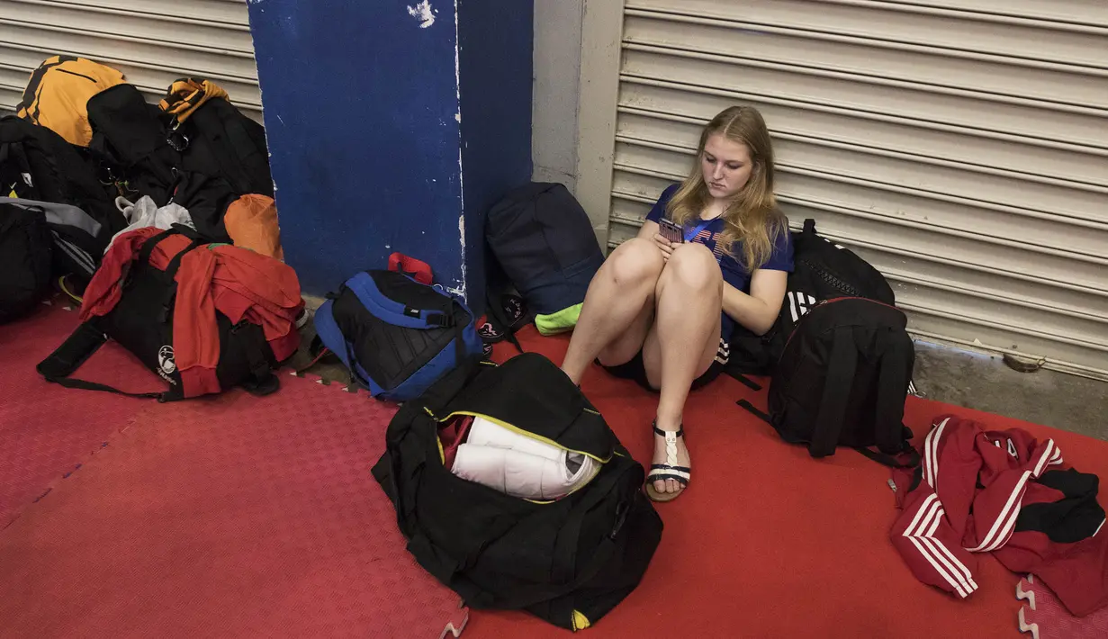 Karateka Slovenia duduk santai usai bertanding pada Kejuaraan Dunia Karate Junior, Cadet, dan U-21 2015. (Bola.com/Vitalis Yogi Trisna)