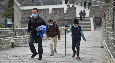 Sejumlah wisatawan mengunjungi Tembok Besar bagian Badaling di Beijing, ibu kota China, pada 24 Maret 2020. Bagian dari Tembok Besar yang terkenal di Beijing itu telah dibuka kembali sebagian pada Selasa (24/3), setelah ditutup selama hampir dua bulan akibat corona COVID-19.  (Xinhua/Chen Zhonghao)