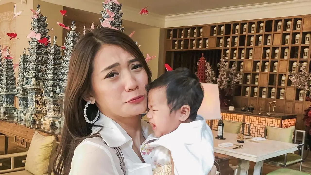 7 Potret Cantik Anissa Aziza Istri Raditnya Dika Bersama Bayinya
