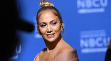 Penyanyi Jennifer Lopez menghadiri acara NBCUniversal 2017 Upfront di New York City (15/5). Mengenakan gaun senada dengan warna kulit Jennifer Lopez tampil cantik dan seksi saat menghadiri acara tersebut. (AFP Photo/Angela Weiss)