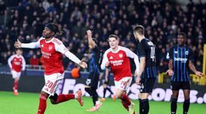 Selebrasi Noni Madueke usai mencetak gol kedua Arsenal ke gawang Club Brugge di matchday 6 league phase Liga Champions 2025/2026 di Jan Breydel Stadium, Kamis (11/12/2025) dini hari WIB. (AP Photo/Omar Havana)