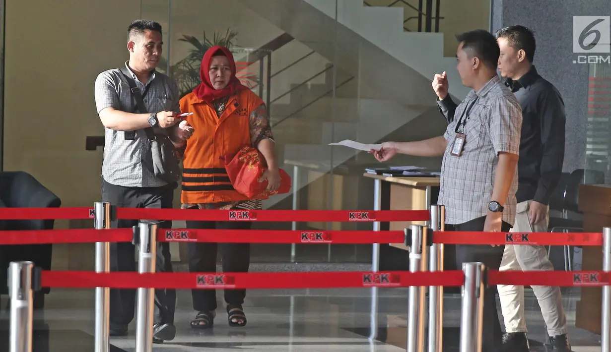 Tersangka Panitera PN Tangerang, Tuti Atika mengenakan rompi oranye seusai menjalani pemeriksaan di gedung KPK, Jakarta, Senin (2/4). Tuti kembali diperiksa sebagai saksi untuk tersangka Hakim Wahyu Widya Nurfitri. (Liputan6.com/Herman Zakharia)