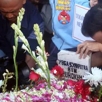 Ruben Onsu ziarah ke makam Olga Syahputra