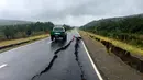 Sebuah jalan yang rusak akibat gempa yang melanda Pulau Chiloe, Chili, Minggu (25/12). Guncangan gempa berkekuatan 7,6 SR  menyebabkan jalan di Chili terbelah.( REUTERS / Stringer )