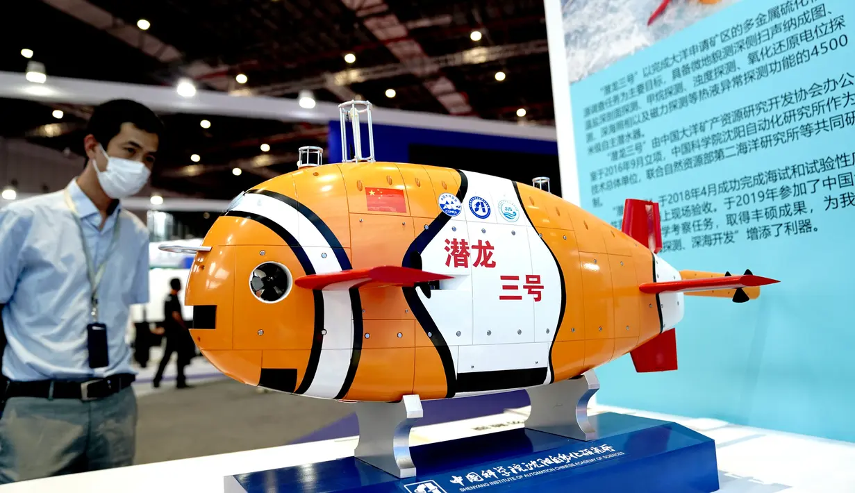Model kapal selam Qianlong 3 di Pameran Industri Internasional China (China International Industry Fair/CIIF) ke-22 di Shanghai, China timur (15/9/2020). Ajang CIIF ke-22 digelar di Pusat Pameran dan Konvensi Nasional di Shanghai mulai Selasa (15/9). (Xinhua/Zhang Jiansong)