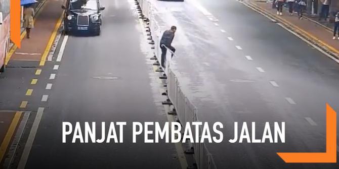 VIDEO: Nekat Panjat Pembatas Jalan, Pria Ini Kena Batunya