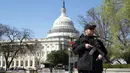 Petugas disiagakan menjaga lokasi penembakan di sekitar gedung Gedung Capitol, Washington DC, Amerika Serikat, Senin (28/3). Kepolisian setempat mengidentifikasi pelaku sebagai Larry Dawson dari Tennessee. (REUTERS/Joshua Roberts)
