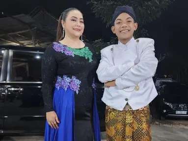 Penampilan Saka semakin mencuri perhatian ketika ia tampil mengenakan beskap dan blangkon, yang ikonik dengan sang ayah. Tak sedikit penggemar yang memuji kemiripannya dengan Didi Kempot. Kehadiran Saka dengan busana tradisional membuatnya terlihat seperti bayangan sang maestro. (Liputan6.com/IG/@saka_praja__dk)