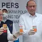Kepala BPOM, Menunjukkan Obat Sirop Tercemar Kimia Penyebab Gagal Ginjal Akut. (Senin, 31/10/2022). (Yandhi Deslatama/Liputan6.com).