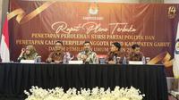 Ketua KPUD Garut Dian Hasanudin memimpin Rapat Pleno Penetapan Perolehan Kursi Partai Politik dan Calon Terpilih Anggota DPRD Kabupaten Garut untuk Pemilihan Umum (Pemilu) 2024. (Liputan6.com/Jayadi Supriadin)