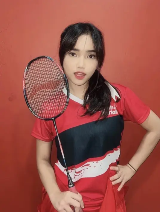 Pada bagian depan rambut, dibuat poni belah dua yang membingkai wajahnya. Ia pun tampil dengan lipstik merah ombre matte. [@fuji_an]