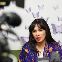 “Momen pas bangun rumah kemarin yang benar-benar, karena pas bangun rumah itu kita agak nekat ya,” tutur Ussy saat ditemui di kawasan Pondok Pinang, Jakarta Selatan, Sabtu (21/1). (Bambang E. Ros/Bintang.com)