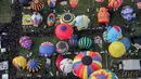 Sejumlah peserta mengikuti Festival Balon Udara Internasional XVIII di Taman Metropolitan, Leon, negara bagian Guanajuato, Meksiko pada 16 November 2019. Tak hanya balon udara biasa, banyak yang memiliki bentuk, serta warna unik menyemarakkan langit Kota Leon. (MARIO ARMAS / AFP)