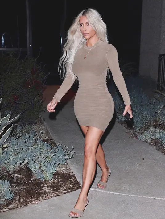 Dalam sebuah wawancara dengan radio, Kim mengatakan bahwa ia menyembunyikan cincin pernikahannya di depan Kanye West dalam sebuah acara penghargaan. (instagram/kimkardashian)