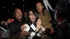 Mantan penyanyi latar, Fransisca Insani Rahesti usai diperiksa KPK, Jakarta, Selasa (27/10/2015). Fransisca diperiksa sebagai saksi  tersangka Rio Capella dalam penyidikan suap anggota DPR terkait penyelidikan di Kejati Sumut. (Liputan6.com/Helmi Afandi) 
