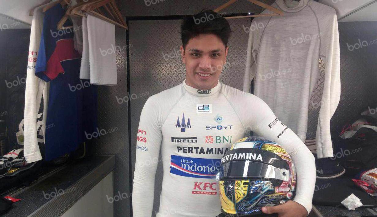 Pebalap Trident asal Indonesia, Philo Paz Armand, bersiap di team hospitality jelang GP2 Spanyol di Sirkuit Catalunya, Spanyol, Jumat (13/5/2016). (Bola.com/Reza Khomaini)