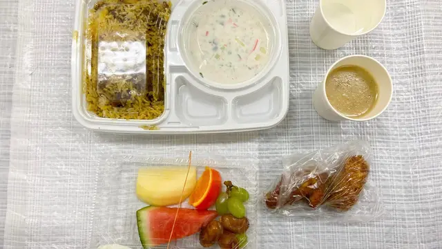 Makanan berbuka puasa di masjid.