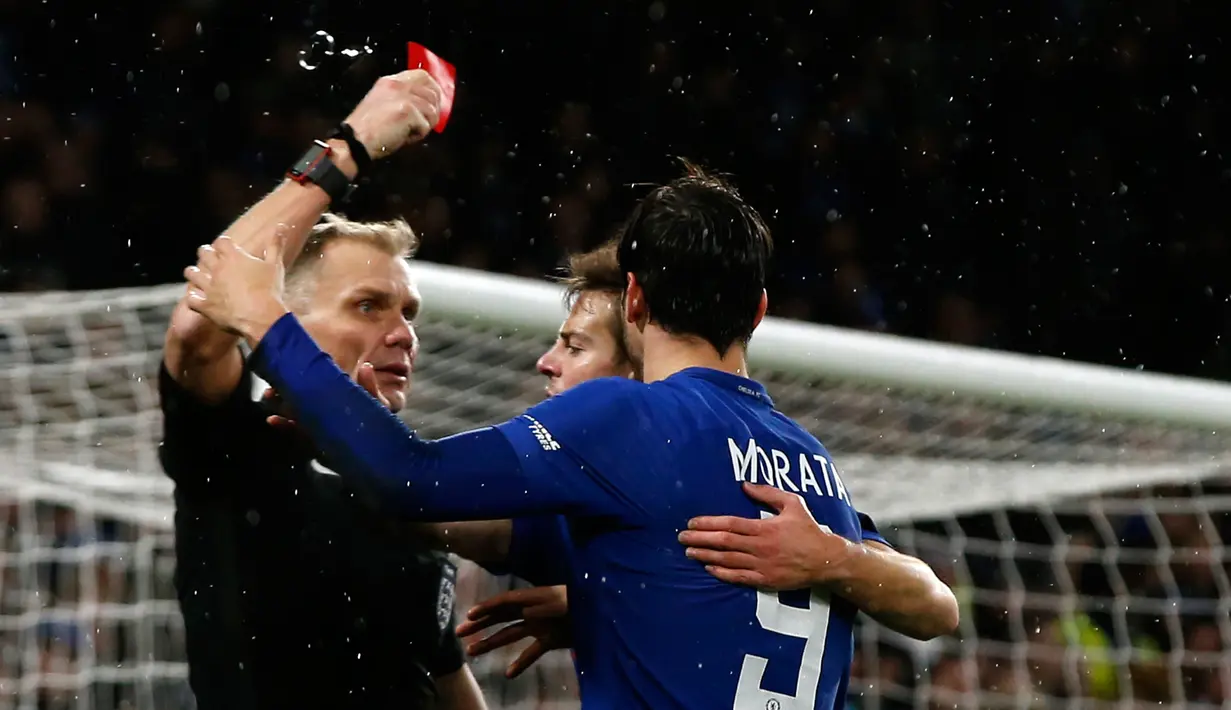 Wasit Graham Scott memberikan kartu merah kepada pemain Chelsea, Alvaro Morata pada partai ulangan babak ketiga Piala FA kontra Norwich City di Stadion Stamford Bridge, Rabu (17/1). Dua kartu merah bagi pemain Chelsea warnai laga. (AP/Alastair Grant)
