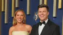 <p>Scarlett Johansson hadir mengenakan gaun strapless klasik dari Prada warna butter yellow. Johansson memancarkan pesona khas diva papan atas, datang bersama suaminya, Colin Jost, yang tampak necis seperti biasa di sampingnya mengenakan tuxedo hitam. [Photo by Jordan Strauss/Invision for the Television Academy/AP Content Services]</p>