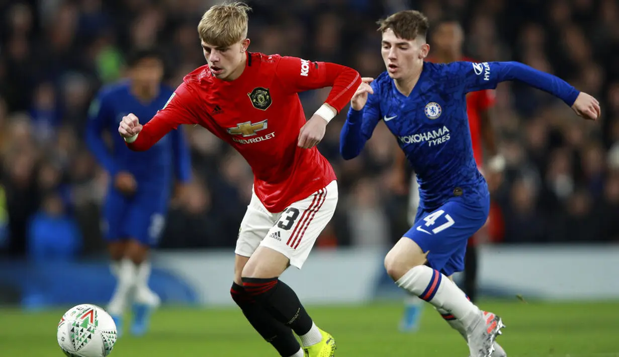 Pemain Manchester United, Brandon Williams, berebut bola dengan pemain Chelsea, Billy Gilmour, pada laga Piala Liga Inggris 2019 di Stadion Anfield, Rabu (30/10). Manchester United menang 2-1 atas Chelsea. (AP/Ian Walton)