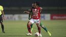 Gelandang Bali United, Hariono (depan) mengontrol bola dibayangi pemain PS Sleman Velez Nicolas Leandro dalam pertandingan perempat final Piala Menpora 2021 di Stadion Si Jalak Harupat, Bandung. Senin (12/4/2021). (Foto: Bola.com/Ikhwan Yanuar)