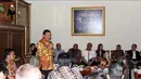 Wakapolri Badrodin Haiti memberikan sambutan kepada anggota Komisi III DPR RI yang berkunjung ke rumahnya jelang fit dan propertes calon Kapolri di kawasan Jagakarsa, Jakarta, Rabu (15/4/2015). (Liputan6.com/Helmi Afandi)