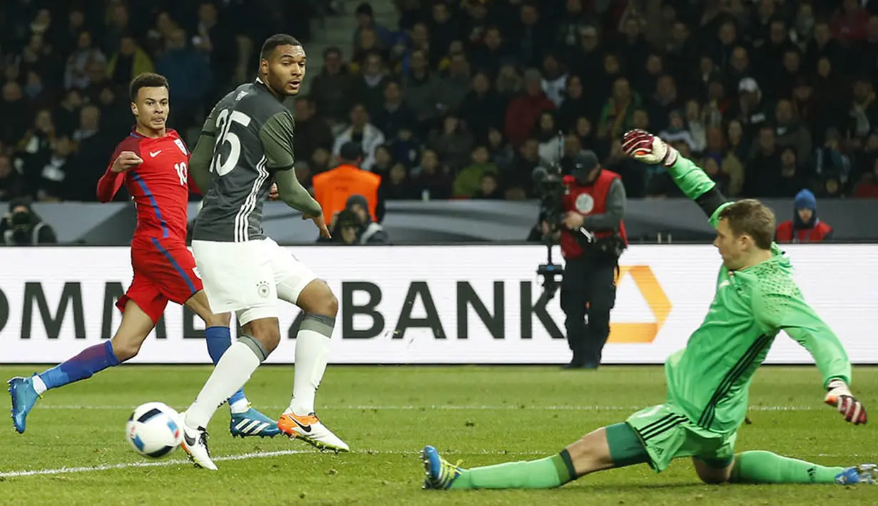 Gelandang Inggris, Dele Alli, berusaha membobol gawang Jerman yang dijaga Manuel Neuer pada laga persahabatan di Olympiastadion, Berlin, Sabtu (26/3/2016). Jerman takluk 2-3 dari Inggris. (Action Images via Reuters/Carl Recine)