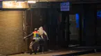 Seorang perwira polisi mengejar seorang pria saat berpatroli di pusat kota Johannesburg, Afrika Selatan, Jumat (27/3/2020). Polisi dan tentara mulai berpatroli beberapa saat setelah Afrika Selatan melakukan Lockdown 21 Hari dalam upaya untuk mengurangi penyebaran Covid-19. (AP Photo/Jerome Delay)