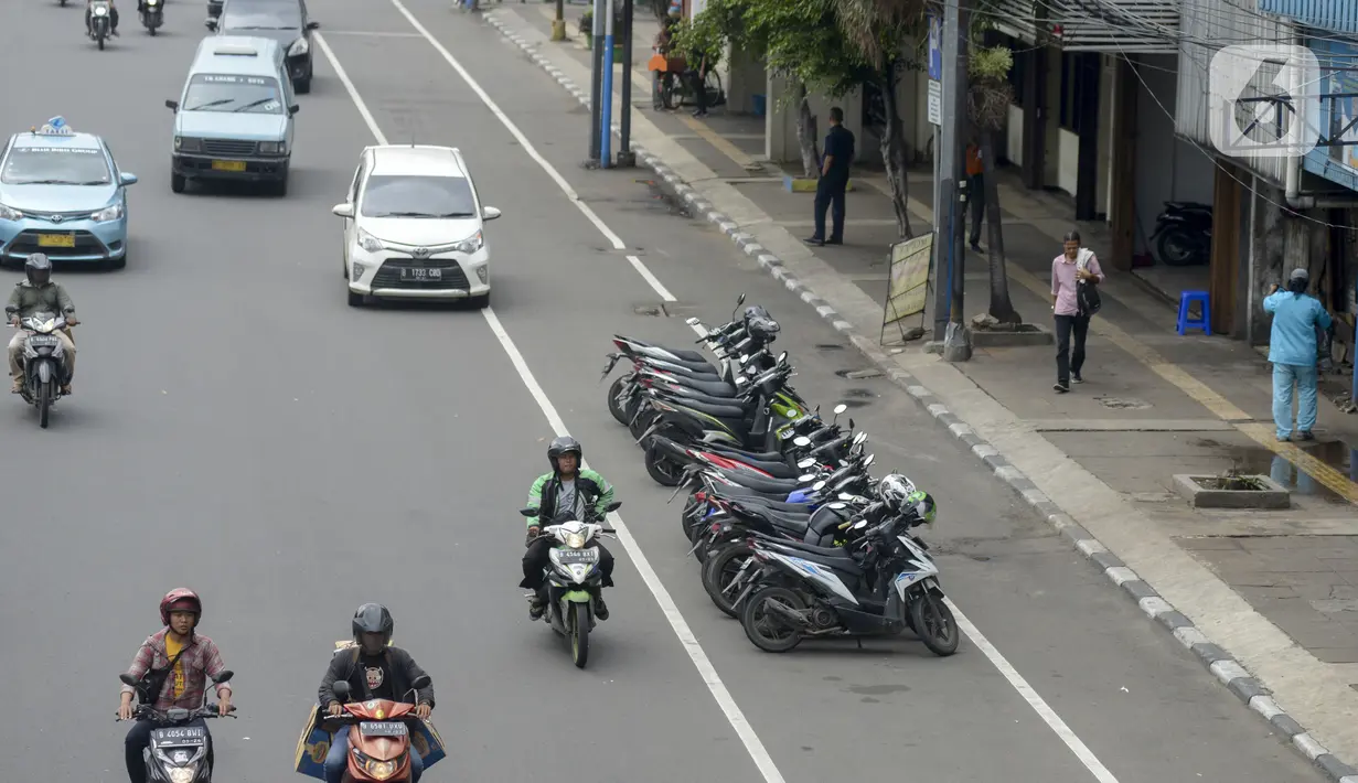 Sejumlah motor terparkir di kawasan Gajah Mada, Jakarta, Jumat, (7/2/2020). Pemerintah Provinsi DKI Jakarta menerapkan kebijakan parkir ganjil genap di Kawasan Hayam Wuruk dan Gajah Mada, Jakarta Pusat. Peraturan ini diberlakukan sejak Januari lalu. (merdeka.com/Imam Buhori)