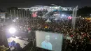 Acara bertajuk "MALAMNYA BOLA 2024, Angkat Tanganmu Dukung Indonesia Bersama Lifebuoy" sukses digelar di area Jakarta International Velodrome, Selasa (11/6/2024) dalam perayaan hari jadi Bola.com dan Bola.net. Event yang juga digelar untuk memeriahkan duel Timnas Indonesia versus Filipina berlangsung meriah dengan kehadiran ribuan suporter yang difasilitasi acara nonton bersama yang juga dihadiri oleh dua sosok ternama, Oki Rengga dan Tomy Welly alias Bung Towel. Acara yang diselingi hujan deras tersebut juga dimeriahkan dengan hiburan musik dan gim seru yang makin berkesan dengan lolosnya Timnas Garuda ke putaran ketiga Kualifikasi Piala Dunia 2026 Zona Asia. (Bola.com/Bagaskara Lazuardi)
