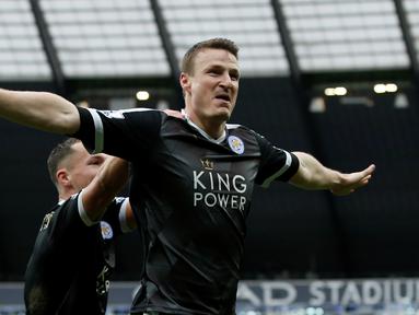 Pemain Leicester City, Robert Huth, merayakan gol yang dicetaknya ke gawang Manchester City dalam lanjutan Liga Inggris di Stadion Etihad, Manchester, Sabtu (6/2/2016) malam WIB. (AFP/Adrian Dennis)