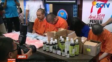 Dari tangan mereka, disita 20 ribu butir ekstasi, empat dus berisi 22 botol minyak ganja dengan kandungan canabidiol dan dronabinol yang merupakan narkotika jenis baru.