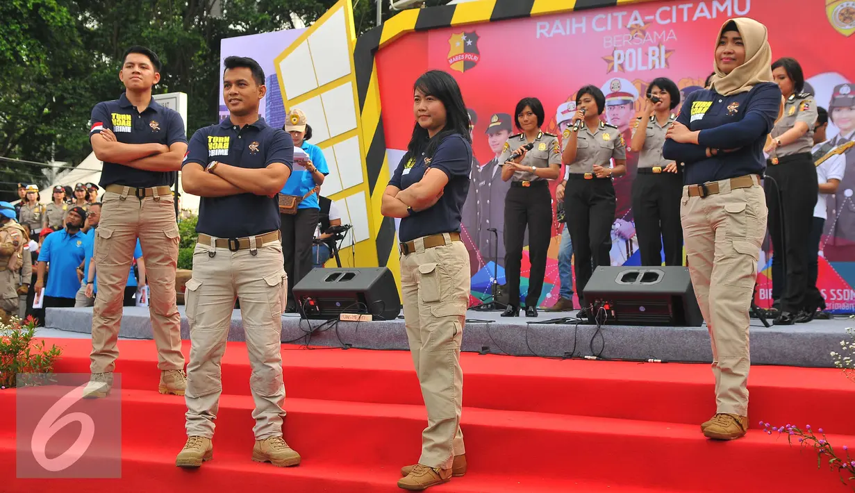 Sejumlah anggota POLRI berpose saat parade busana POLRI di car free day di Bunderan HI, Jakarta (5/2). Kegiatan ini untuk mensosialisasikan penerimaan anggota POLRI (Akpol, SIPSS, Tamtama dan Bintara) kepada masyarakat luas. (Liputan6.com/Angga Yuniar)