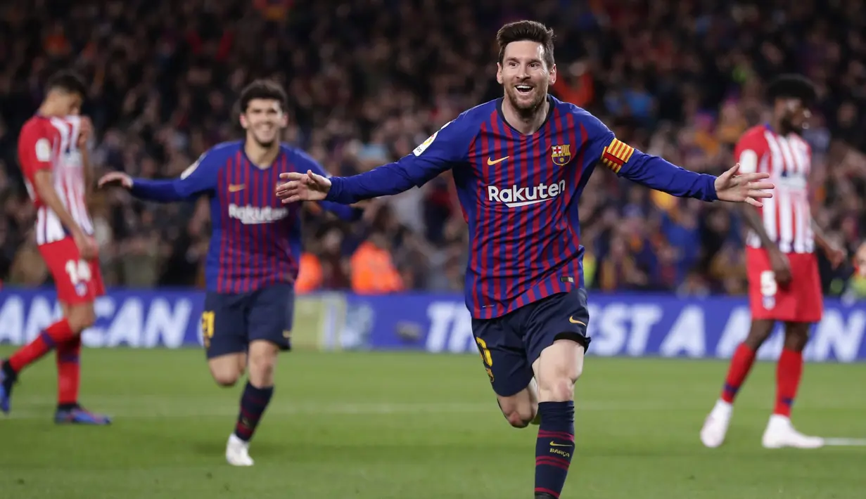 Striker Barcelona, Lionel Messi, melakukan selebrasi usai membobol gawang Atletico Madrid pada laga La Liga di Stadion Camp Nou, Sabtu (6/4). Barcelona menang 2-0 atas Atletico Madrid. (AP/Manu Fernandez)