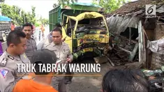 Gara-gara sopirnya mengantuk sebuah truk bermuatan pasir menabrak warung makan, sebuah motor dan pohon di tepi jalan.