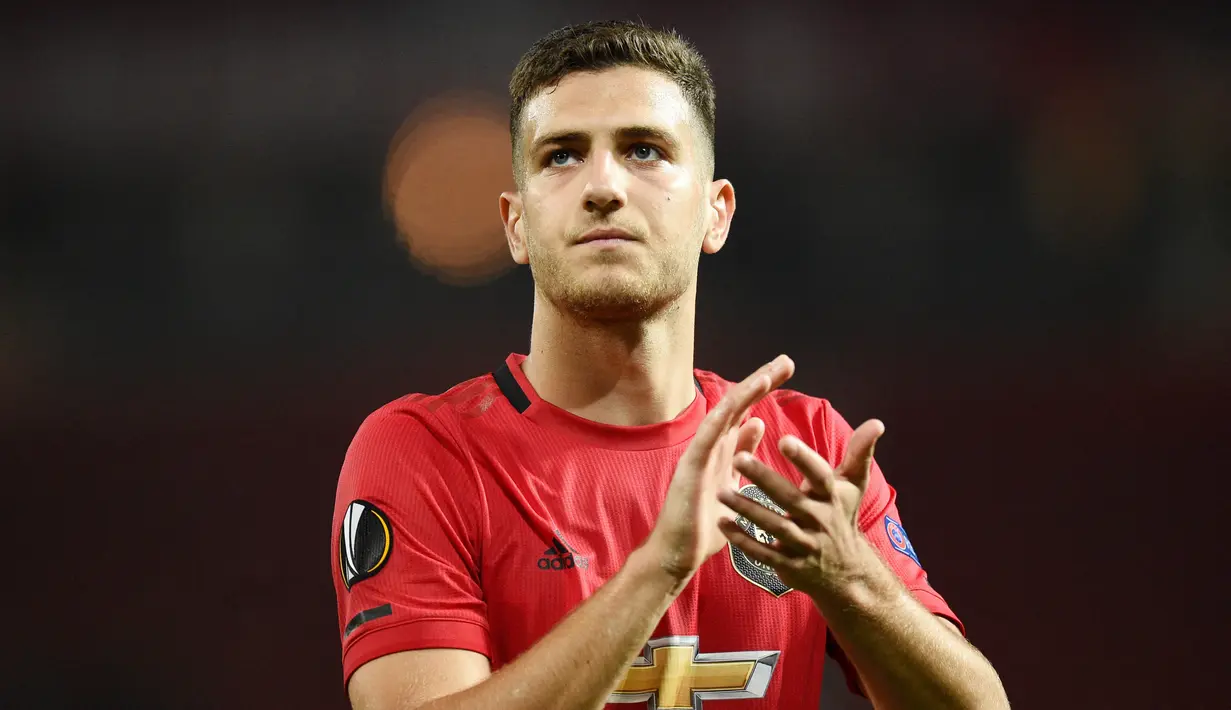 Diogo Dalot - Bek muda asal Portugal yang kini memperkuat AC Milan akan kembali ke Old Trafford. Dalot akan bereuni dengan rekan setimnya di MU sebagai lawan pada laga leg pertama babak 16 besar Liga Europa. (AFP/Oli Scarff)