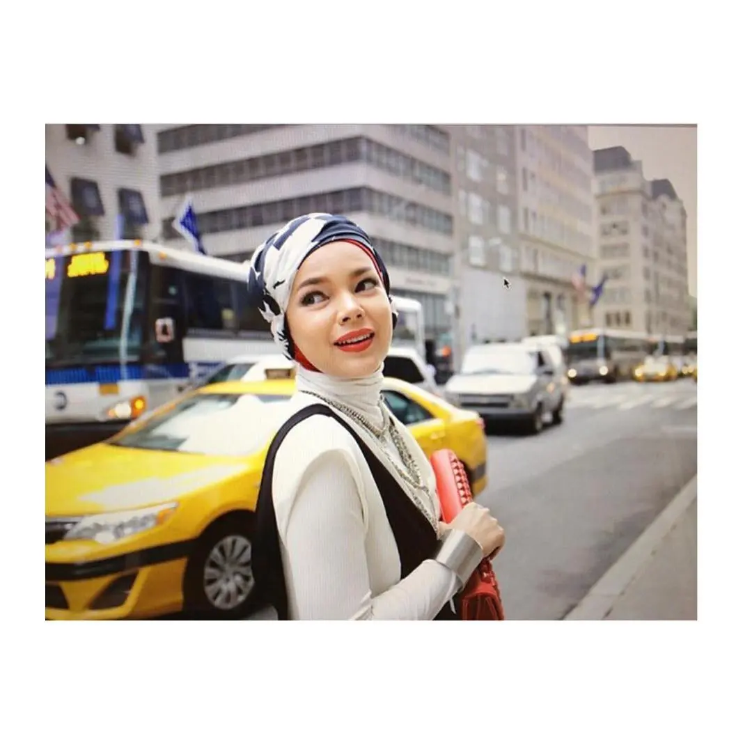 Gaya hijab Dewi Sandra. (sumber foto: @dewisandra/instagram)