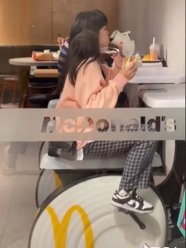 Di Resto Cepat Saji di China Pengunjung Bisa Makan Burger Sambil Naik Sepeda Statis