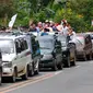 Rombongan warga Marawi yang menyelamatkan diri dari pertempuran antara pasukan pemerintah dengan kelompok Maute, Filipina, Senin (29/5). Bendera putih dipasang agar mereka tidak diserang oleh pasukan pemerintah. (AP Photo / Bullit Marquez)