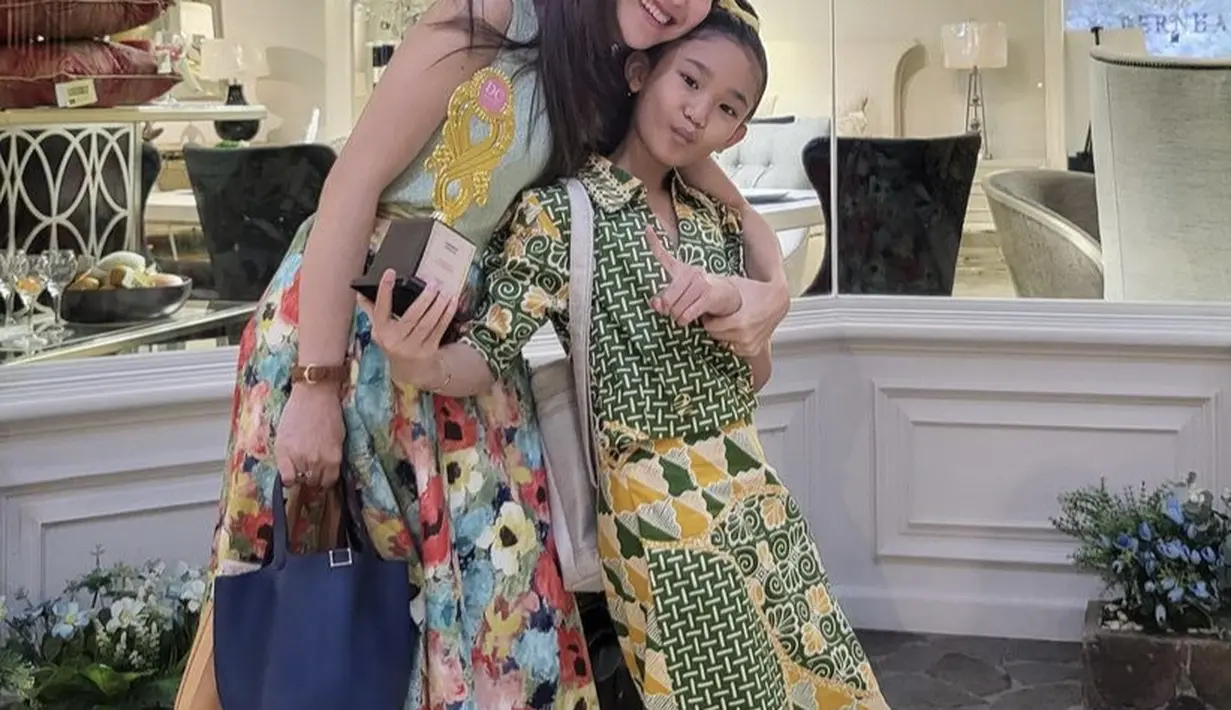 Melengkapi penampilannya, Ayu Ting Ting membawa tas biru Navy. Tas model hand bag tersebut berasal dari brand Hermes seharga Rp49.660.000. (@ayutingting92)
