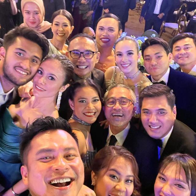 6 Potret Rekan Artis di Acara Resepsi Pernikahan Chelsea Islan dan Rob Clinton