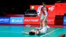 Pebulu tangkis ganda putra Indonesia, Raymond Indra/Nikolaus Joaquin merayakan kemenangan atas rekan senegaranya, Sabar Karyaman Gutama/Moh Reza Pahlevi dalam laga semifinal Indonesia Open 2026 di Istora Senayan, Jakarta, Sabtu (06/06/2026). (Bola.com/Bagaskara Lazuardi)