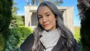 <p>Lihat cantiknya Nadya Hutagalung dibalut outfit musim dingin bernuansa abu-abu. Rambutnya yang telah memutih dibiarkan tergerai, dibelah pinggir. [Foto: Instagram/nadyahutagalung]</p>