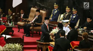 Presiden Joko Widodo berjabat tangan dengan Ketua DPD RI Oesman Sapta Odang usai menandatangani  Nota Keuangan dan RAPBN 2018 di Kompleks Parlemen, Senayan, Jakarta, Rabu (16/8). (Liputan6.com/Johan Tallo)