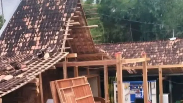 Niat Rujuk Ditolak, Pria di Grobogan Nekat Gergaji Rumah Jadi 2 Bagian