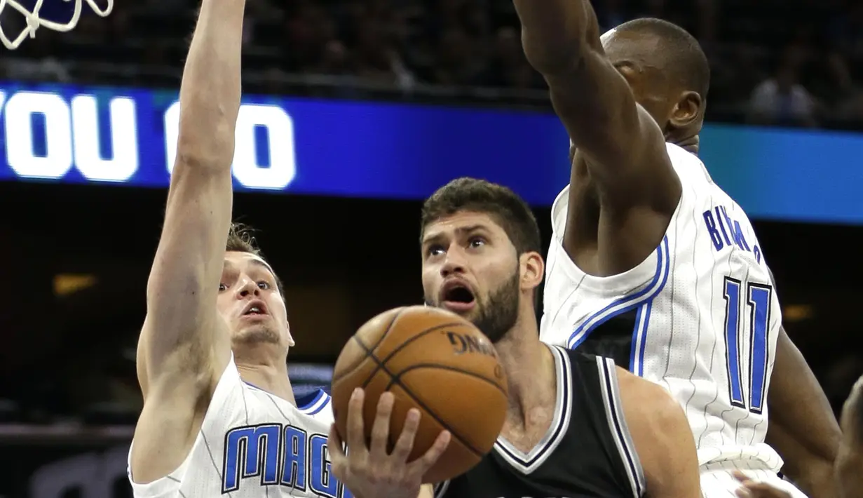 Pemain San Antonio Spurs, Patricio Garino (tengah) dihadang para pemain Orlando Magic pada laga NBA preseason basketball di Orlando. (AP/John Raoux)